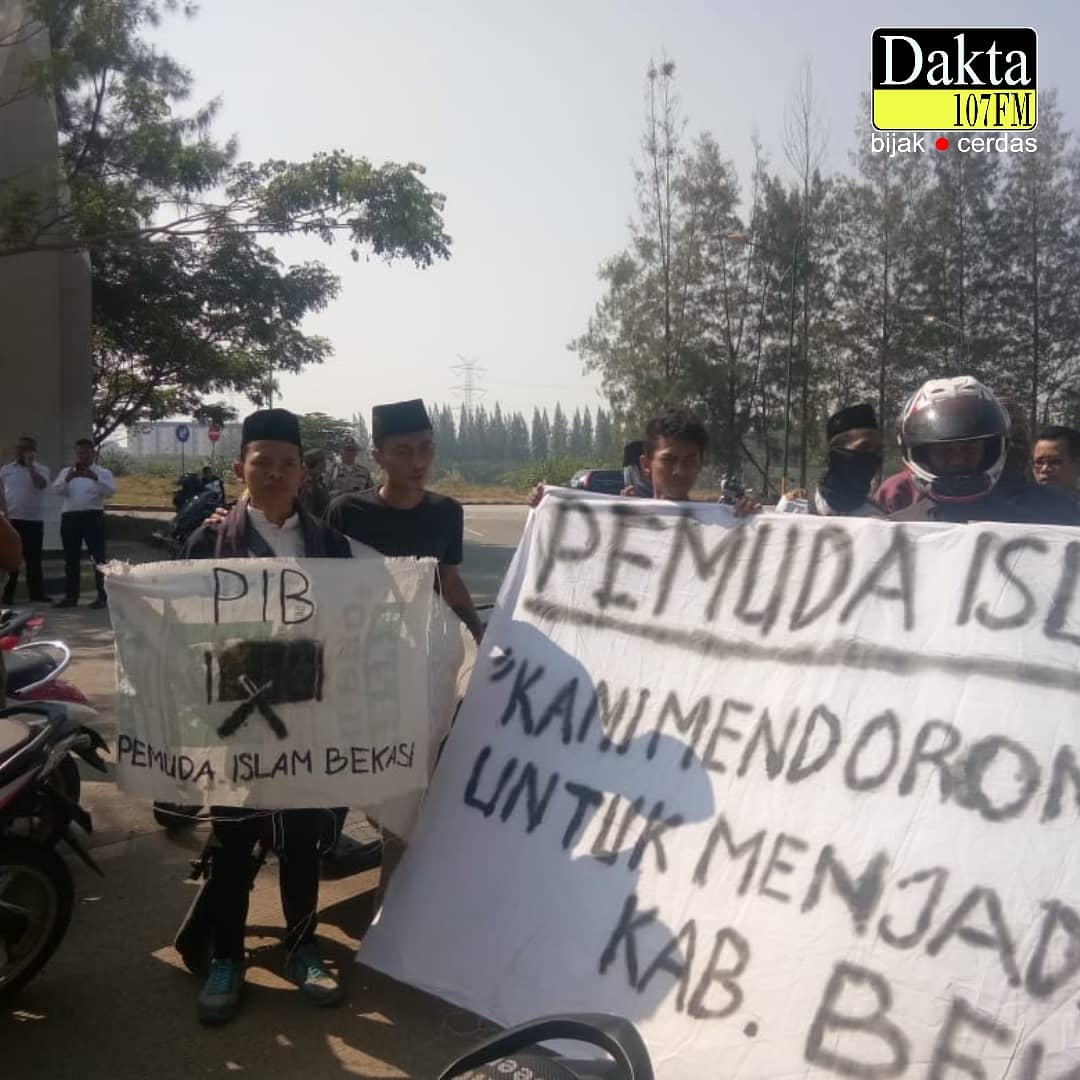 Elemen Masyarakat unjuk rasa terkait Cawabup Bekasi dari luar daerah