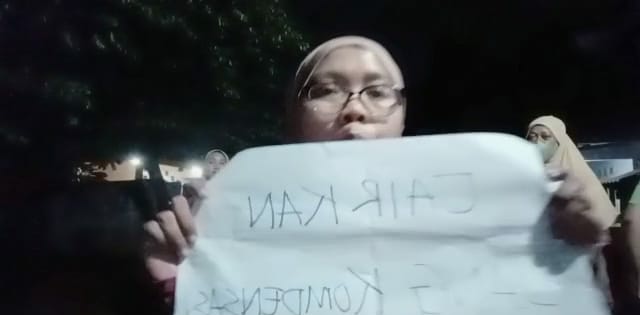 Emak emak tuntut pencairan uang bau TPA Bantargebang