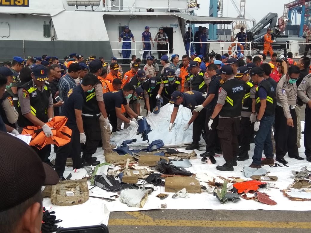 Empat kantong jenazah tiba di Tanjung Priok berisikan puing puing pesawat dan jenazah