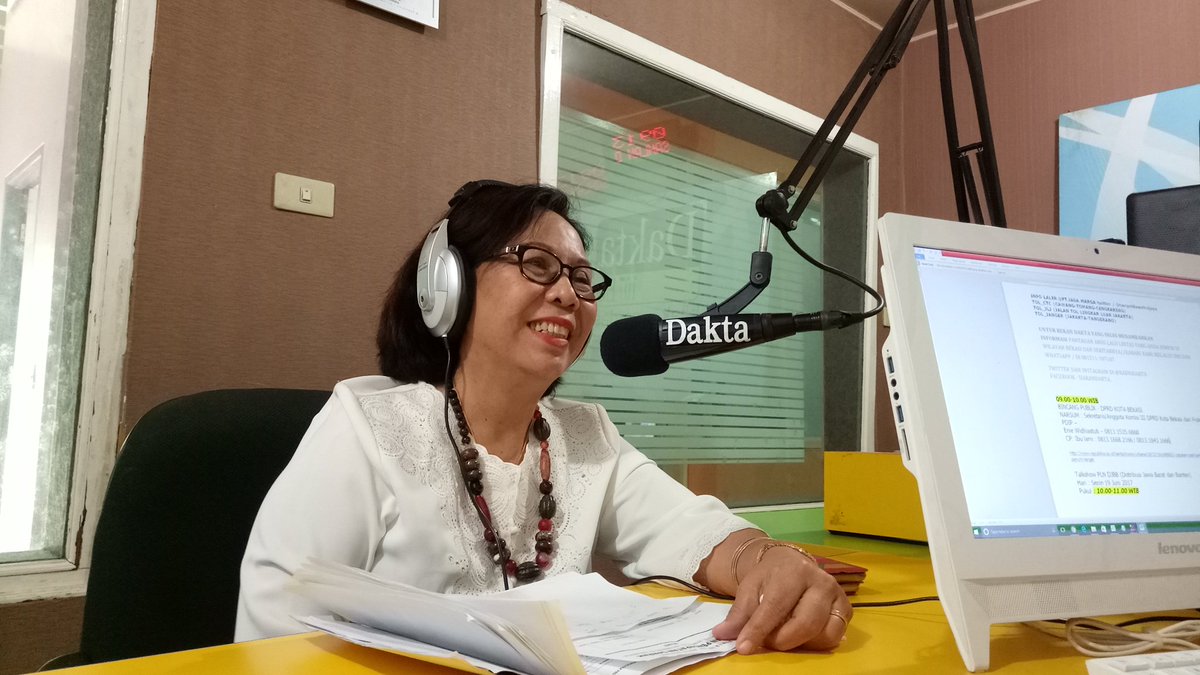 Enie Widhiastuti dalam bincang publik di Radio Dakta