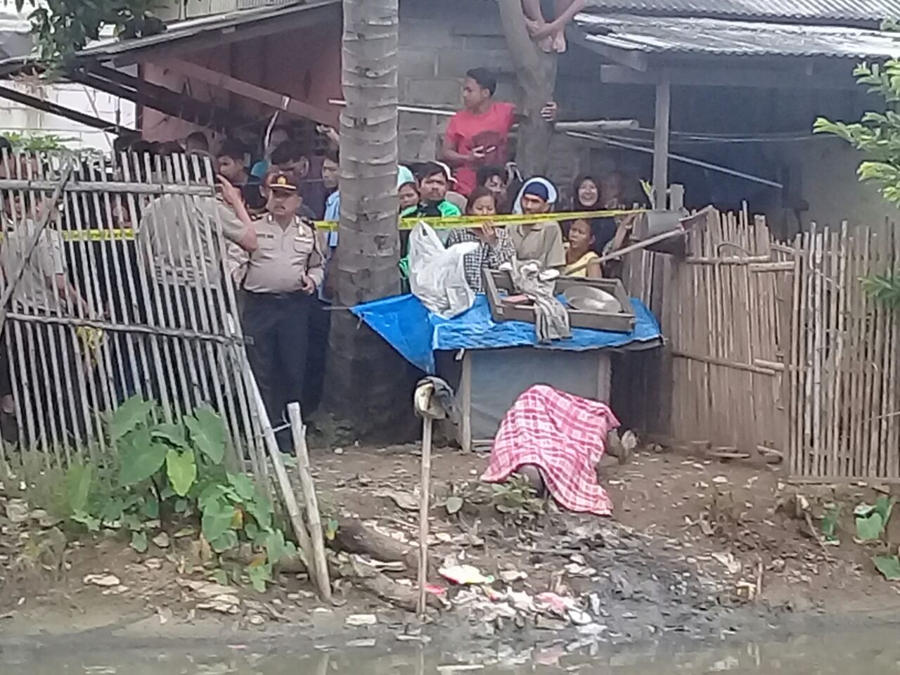 Evakuasi mayat yang ditemukan di kali cikarang