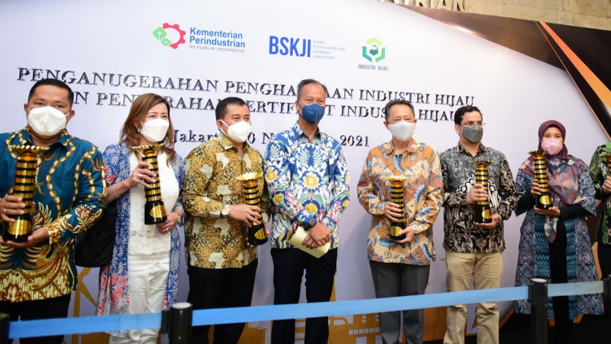 FajarPaper menerima Penghargaan Industri Hijau