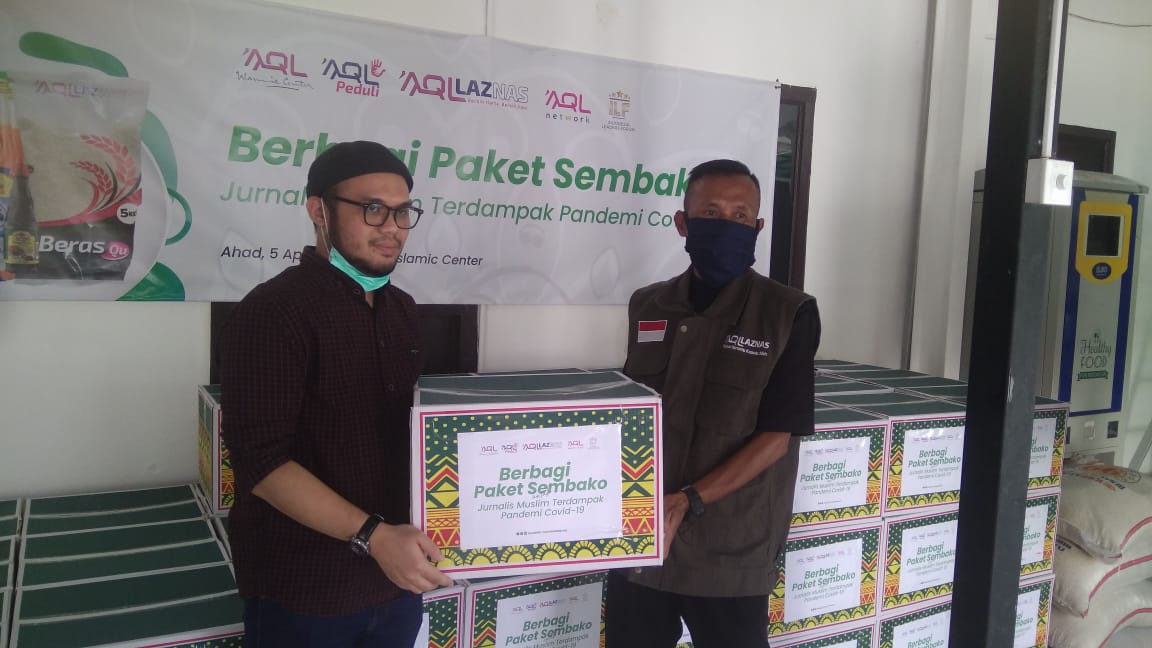 Forjim mendapatkan bantuan paket sembako dari AQL Network