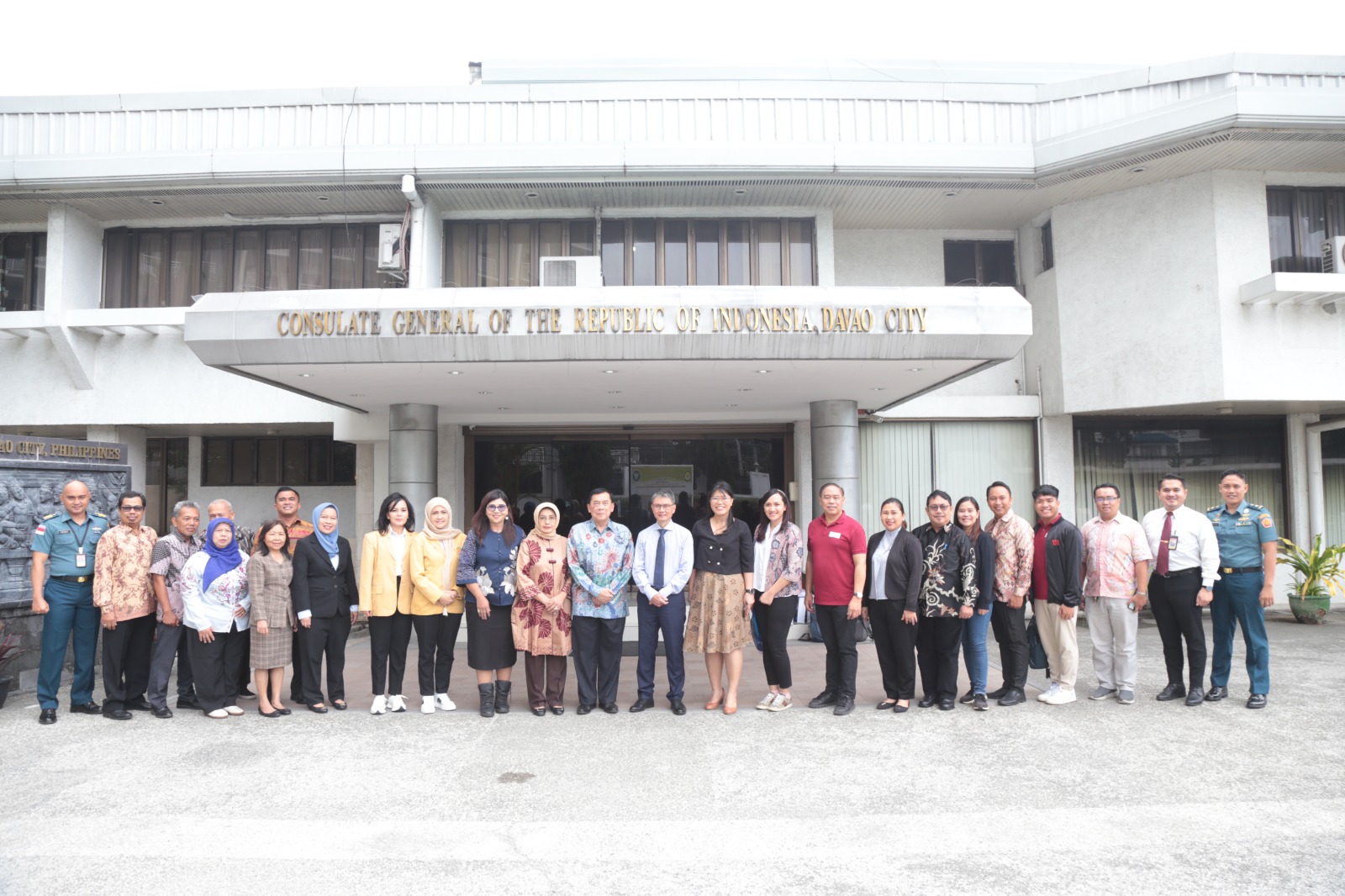 Foto Bersama Civitas Akademika Ubahara Jaya dengan KJRI di Davao Filipina