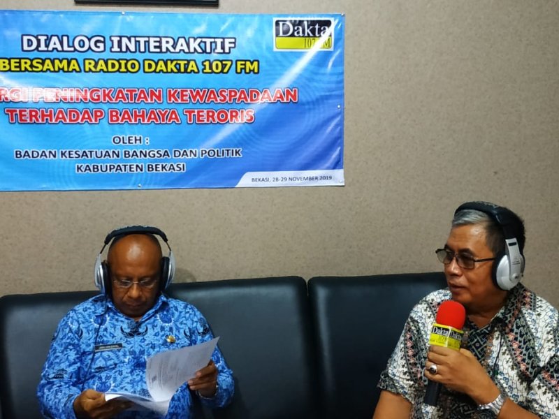 Talkshow Radio Dakta bersama Badan Kesbangpol Kabupaten Bekasi (29/11) [Foto : Asiyah/Dakta]