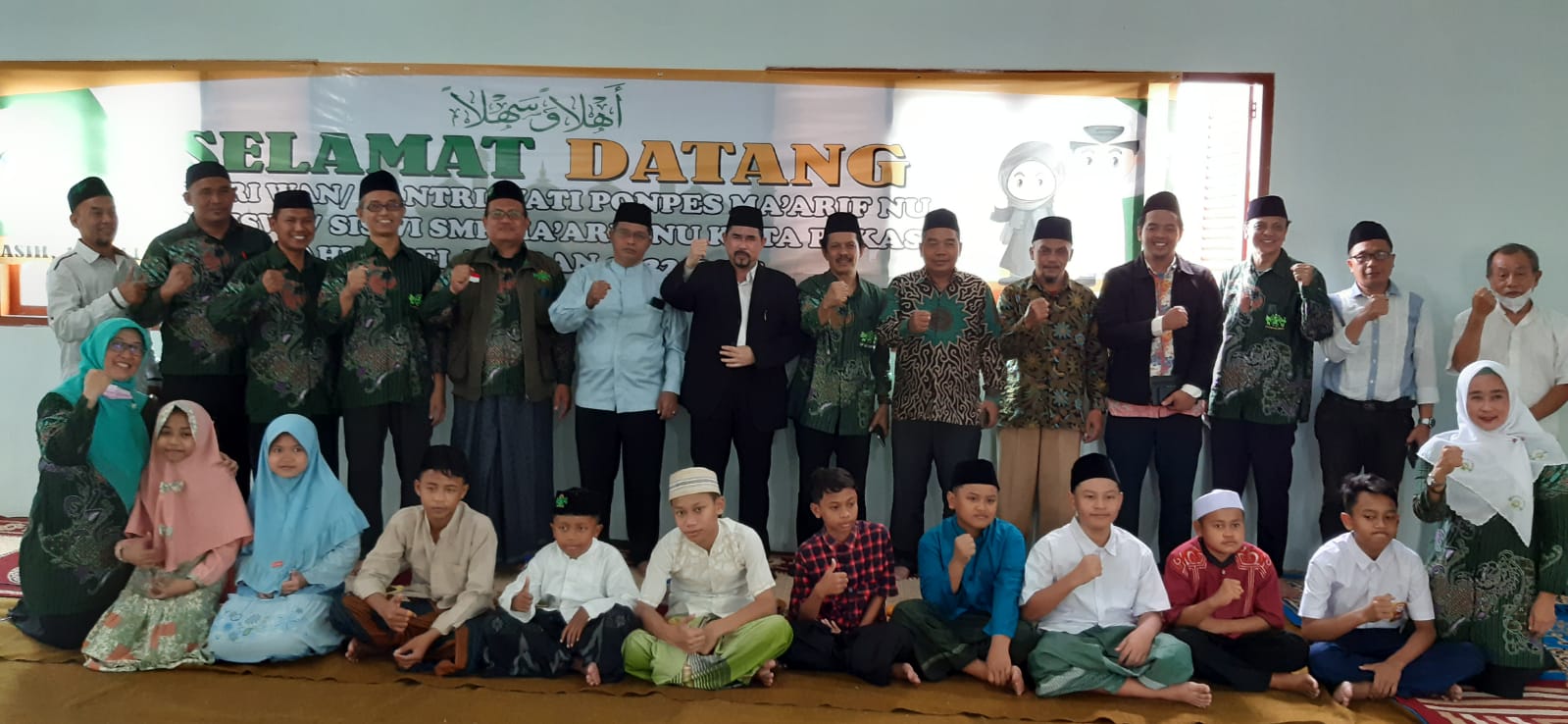 Foto bersama MPLS Santri Baru Ponpes dan SMP Unggulan Berbasis Literasi IT Maarif NU Kota Bekasi