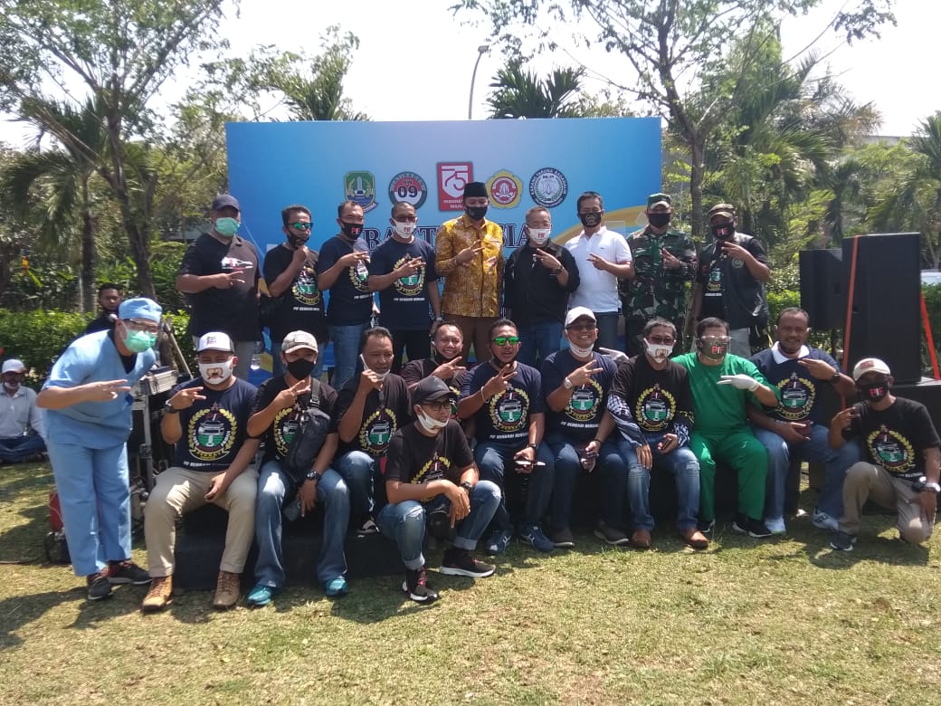 Foto bersama Tri Adhianto dan komunitas otomotif saat sunatan massal