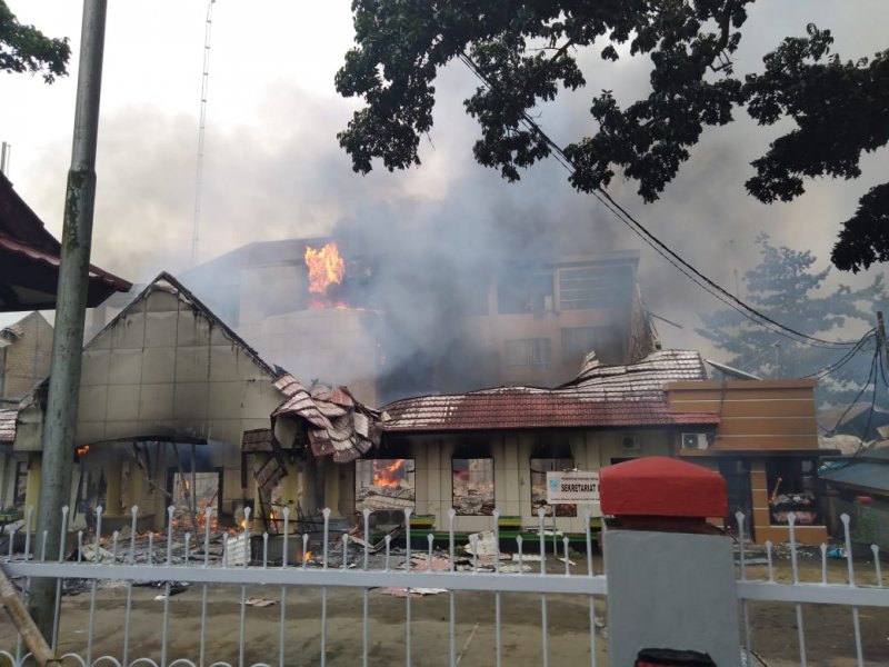 Gedung DPRD Papua Barat yang dibakar oleh oknum - Istimewa