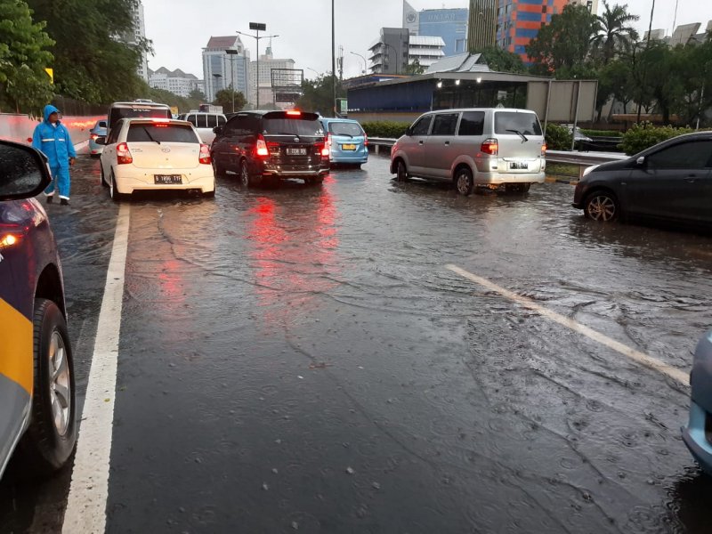 Genangan air di Jalan Tol Dalam Kota Km 14+400