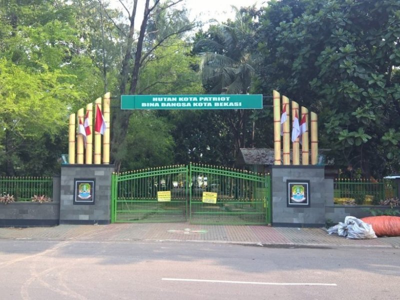 Gerbang Hutan Taman Kota Bekasi