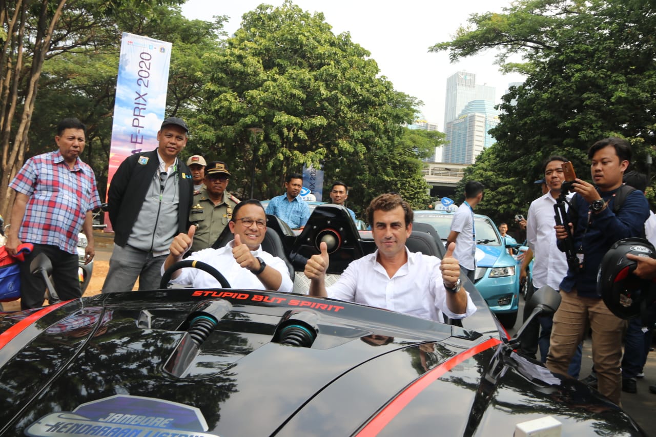 Gubernur DKI Jakarta Anies Baswedan dan Alberto Longo menjajal mobil sport listrik