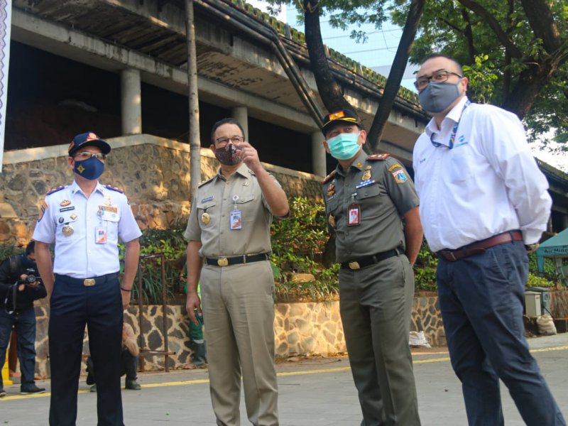 Gubernur DKI Jakarta, Anies Baswedan memantau beberapa kawasan di Jakarta pada Senin (8/6)