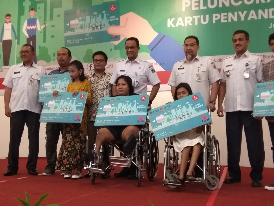 Gubernur DKI Jakarta Anies Baswedan menyerahkan kartu penyandang disabilitas di GOR Matraman