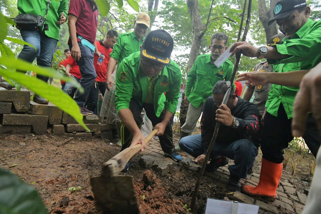 Gubernur Jabar Ridwan Kamil bersama warga menanam 8.000 pohon di bantaran Sungai Kalimalang