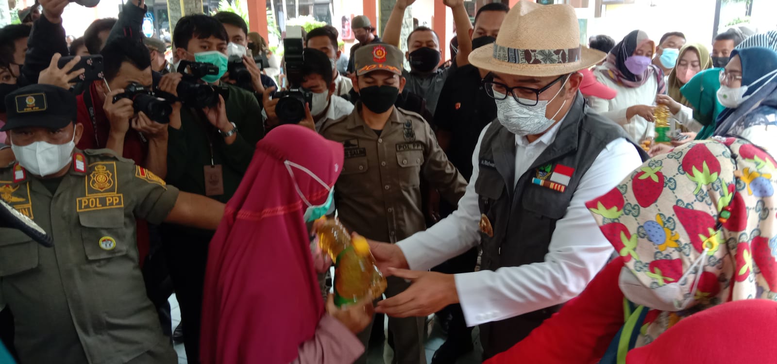 Gubernur Jabar Ridwan Kamil saat pasar murah di Bekasi