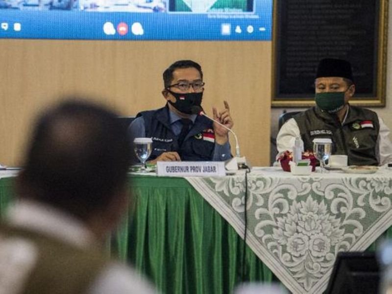 Gubernur Jabar Ridwan Kamil (tengah) saat Rapat Gugus Tugas Percepatan Penanggulangan Covid-19