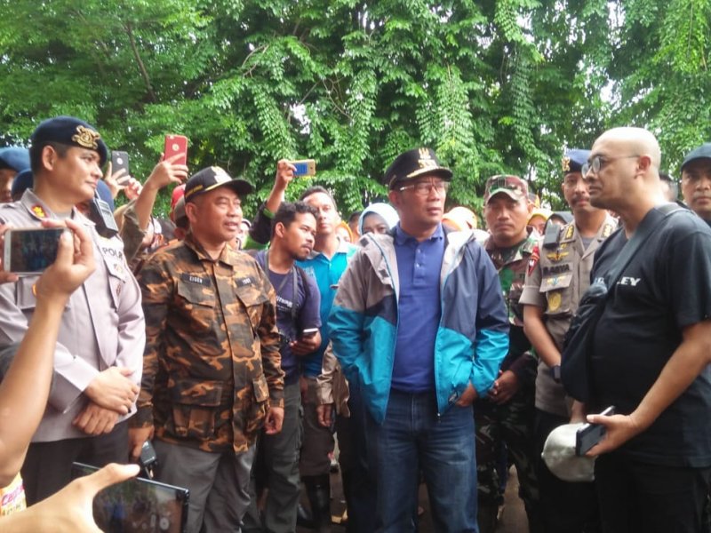 Gubernur Jawa Barat Ridwan Kamil ditemani Wali Kota Bekasi Rahmat Effendi meninjau posko banjir