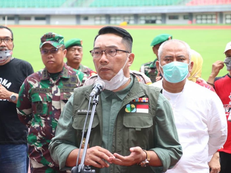 Gubernur Jawa Barat, Ridwan Kamil menerangkan pelaksanaan rapid test di Kota Bekasi, Ahad (22/3).