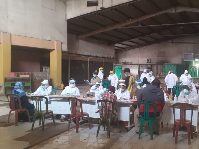 Gugus Tugas Penanganan Covid-19 Kabupaten Bekasi melakukan swab test terhadap pedagang Pasar Tambun