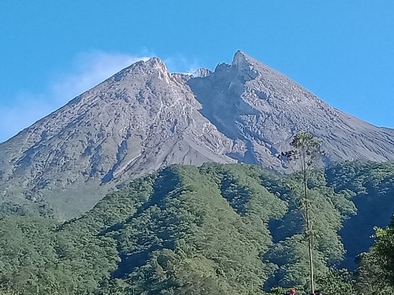 Gunung Merapi (Foto : Panji Arkananta/portaljogja.com)