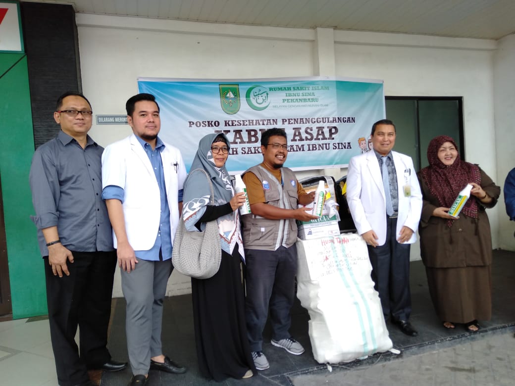 HA-IPB menyumbangkan bantuan 2.000 masker, tabung oksigen, dan obat-obatan untuk masyarakat Riau