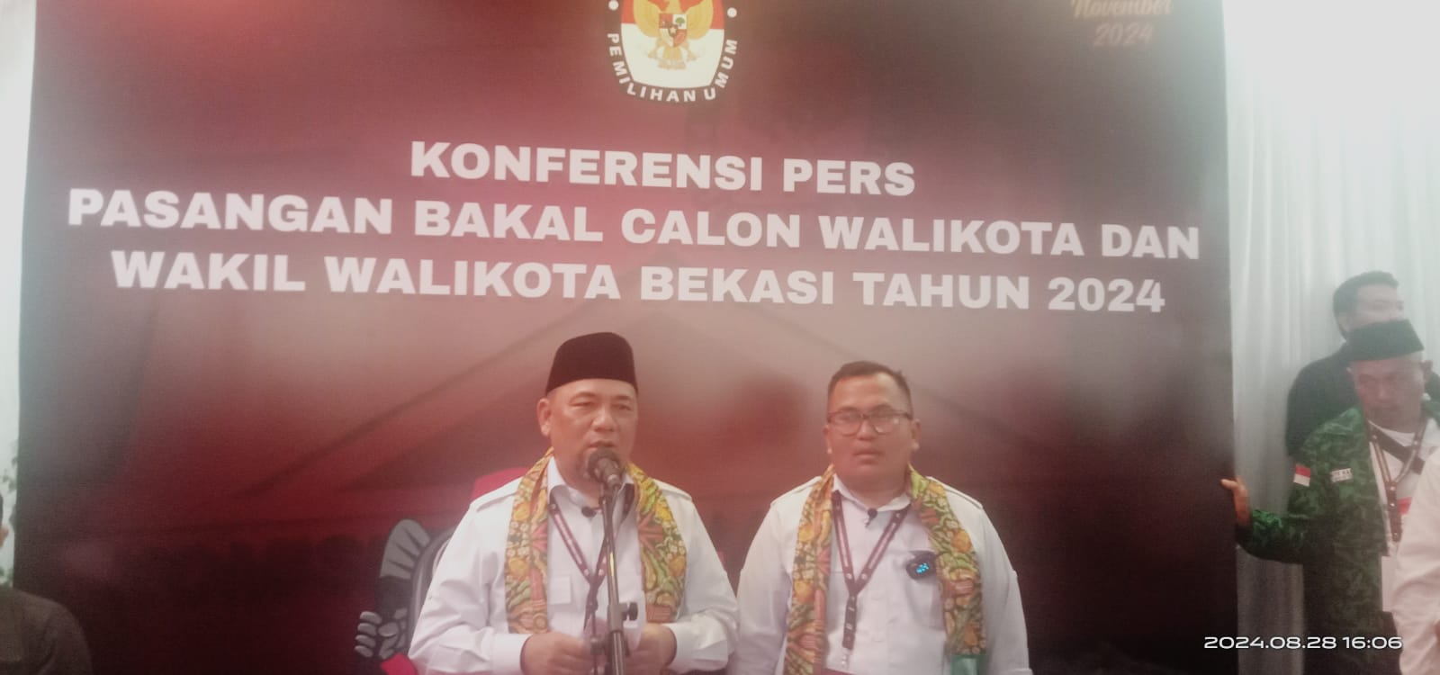 Heri Koswara dan Sholihin di Kantor KPU Kota Bekasi