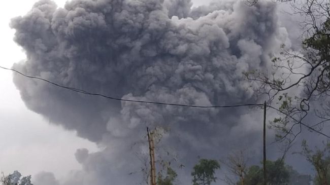 Ilustrasi Gunung Semeru erupsi