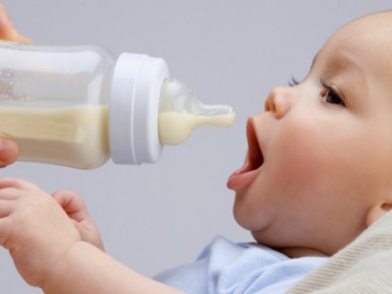 Ilustrasi bayi sedang minum susu (foto: shutterstock)
