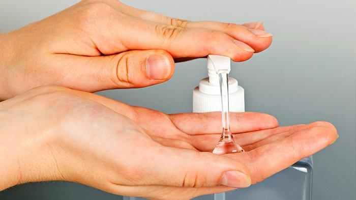 Ilustrasi menggunakan hand sanitizer