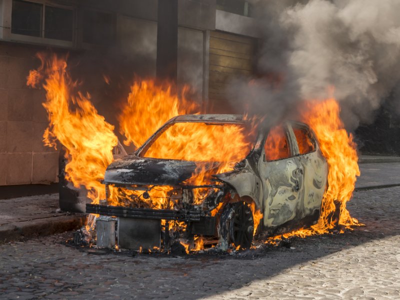 Ilustrasi mobil terbakar  (Leon Rafael Shutterstock.com)