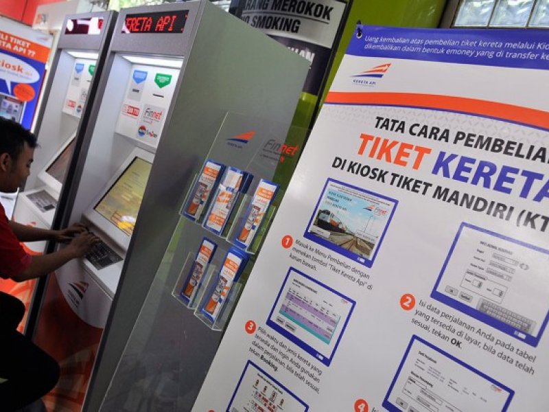 Ilustrasi pembelian tiket kereta api (Antara)