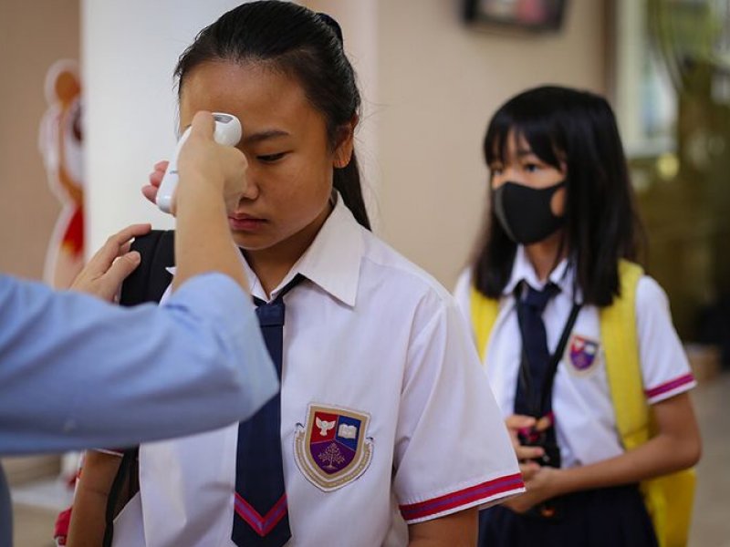 Ilustrasi siswa menjalani pemeriksaan suhu tubuh sebelum masuk sekolah (ANTARA FOTO)