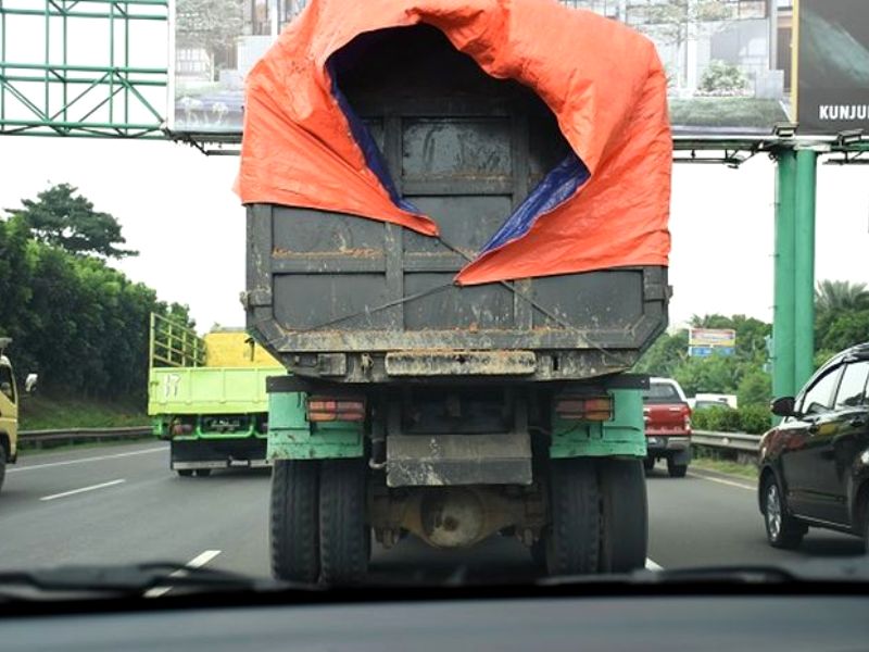 Ilustrasi truk pengangkut tanah