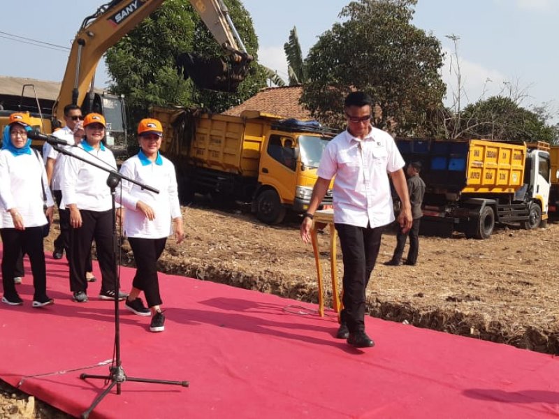 Iriana Jokowi meresmikan Gerakan Indonesia Bersih di Kampung Pulo Timaha, Kabupaten Bekasi