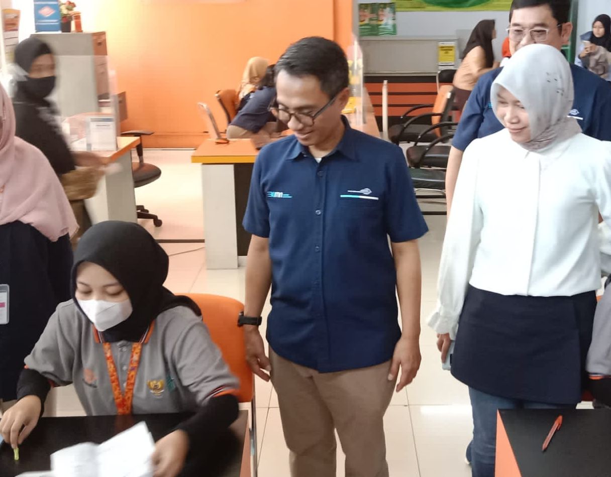 Jajaran Direksi PT Pos Indonesia memantau penyaluran bantuan pangan bagi KRS