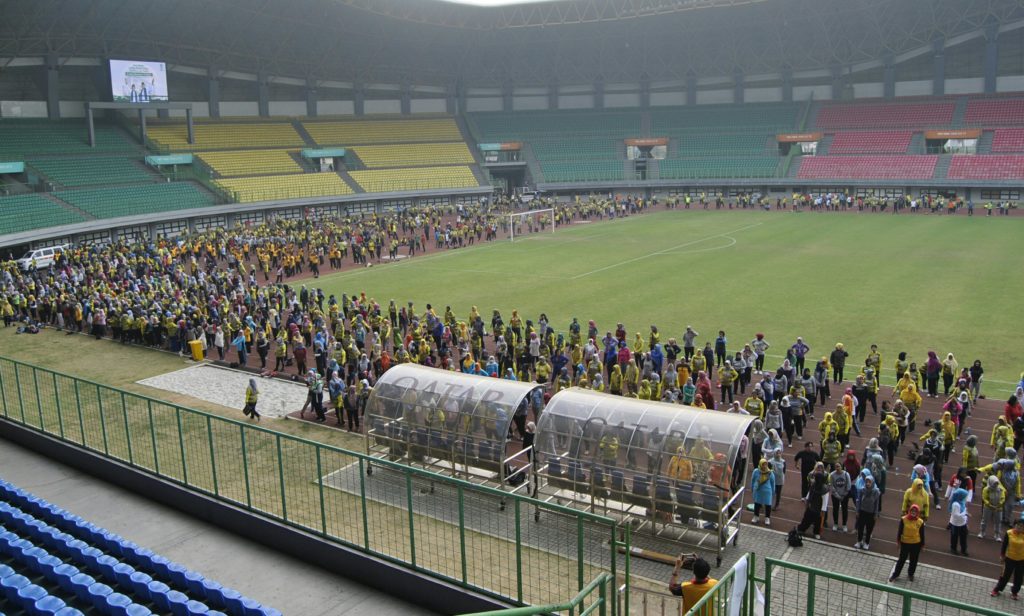 Jajaran Polrestro Bekasi Kota menggelar senam bersama aparatur Pemkot Bekasi dalam HUT ke 71 Polwan