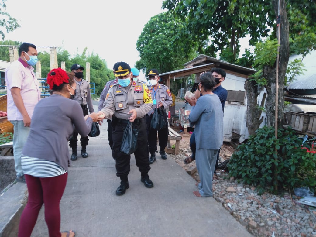 Jajaran Polres Metro Bekasi memberikan makanan kepada warga