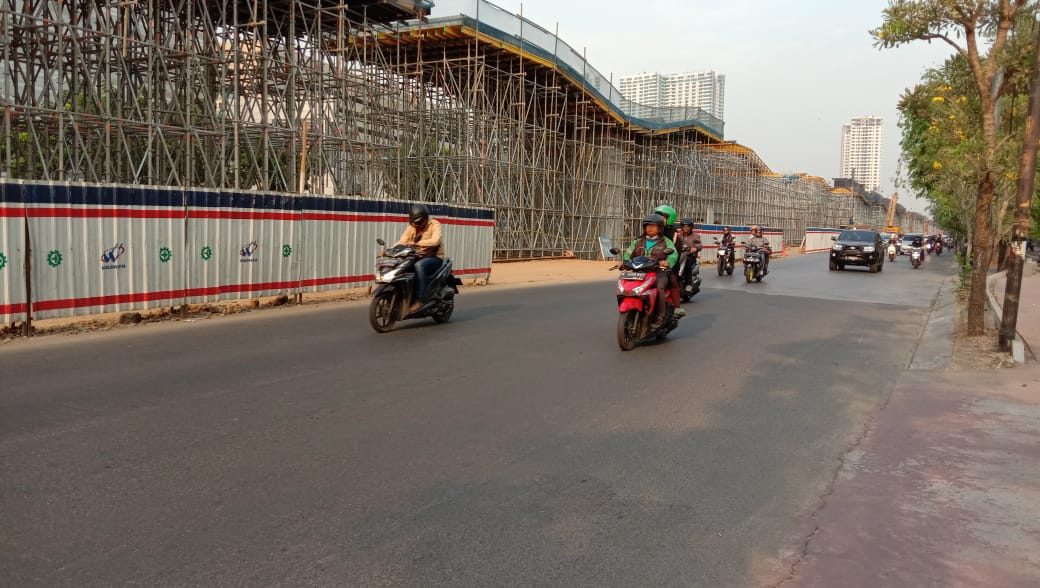 Jalan KH Noer Ali Kalimalang Kota Bekasi yang terdapat pembangunan Tol Becakayu