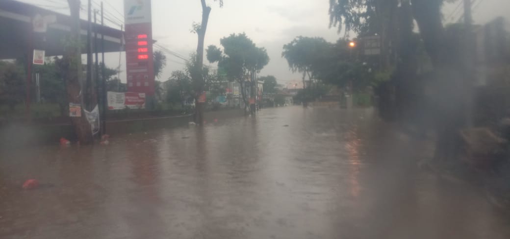 Jalan Kartini Kota Bekasi lumpuh akibat banjir pada Selasa 25 Februari 2020 pagi