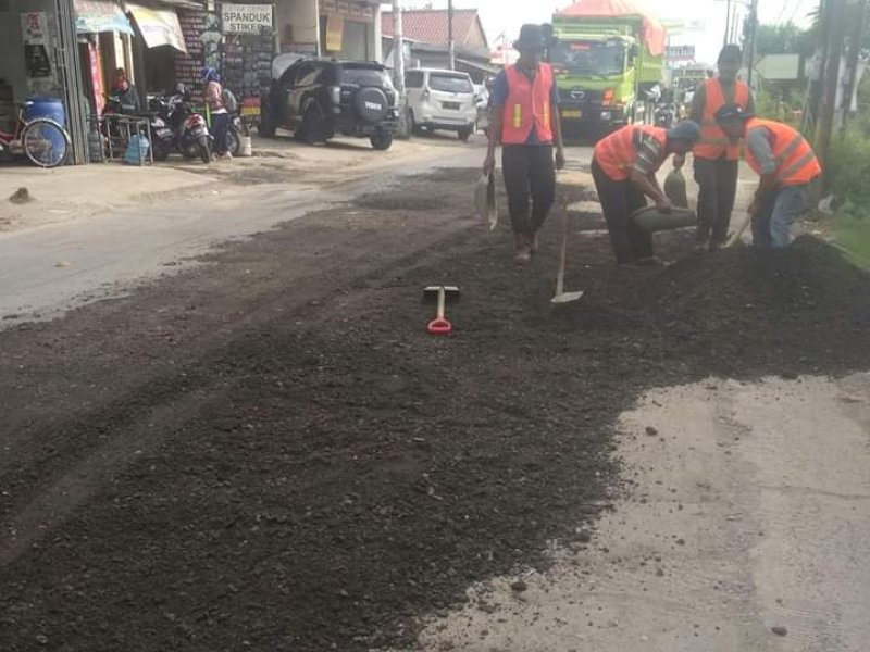 Jalan Raya Perjuangan-Babelan diperbaiki (DOK/Redaksibekasi.com)