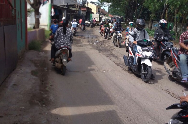 Jalan rusak di Babelan