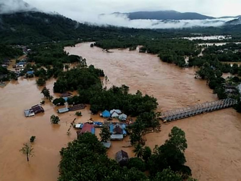 Jalan trans Sulawesi terendam banjir bandang di Kecamatan Asera, Ahad (9/6/2019). (ANTARA)