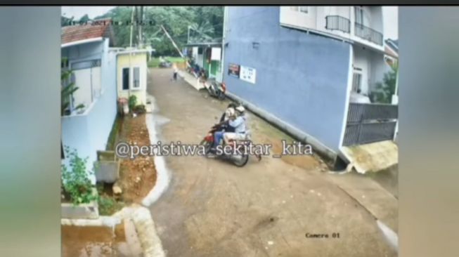 Jambret di Bekasi tabrak satpam perumahan di Jatisari Jatiasih hingga Terpental.foto ist