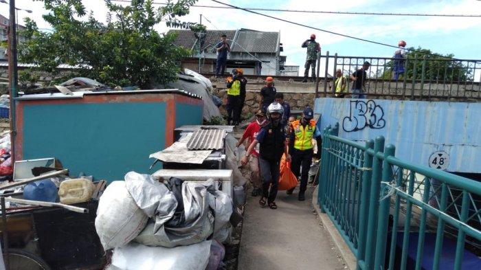 Jasad pria tertabrak kereta di Underpass jalan baru Bekasi Timur Kota Bekasi