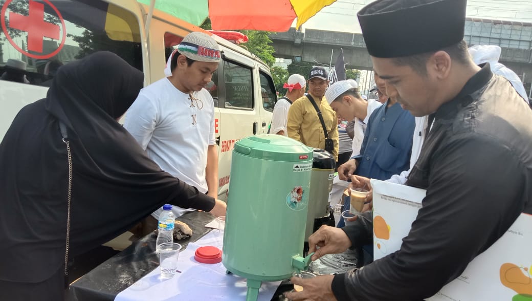 Jemaah masjid Al Kifah Pekayon Jaya membagikan makanb gratis bagi peserta Reuni 212