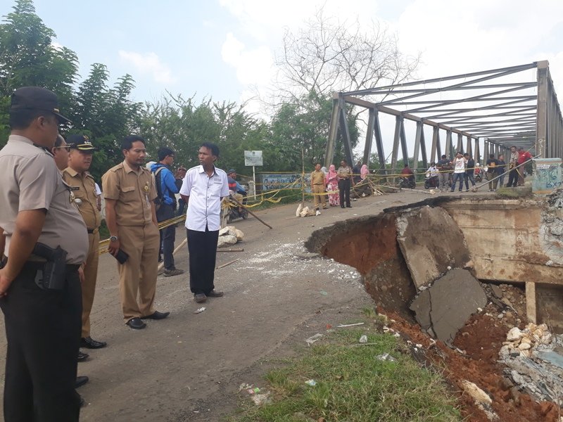 Jembatan Cipamingkis di Kecamatan Cibarusah, Kabupaten Bekasi rusak akibat longsor (dok)