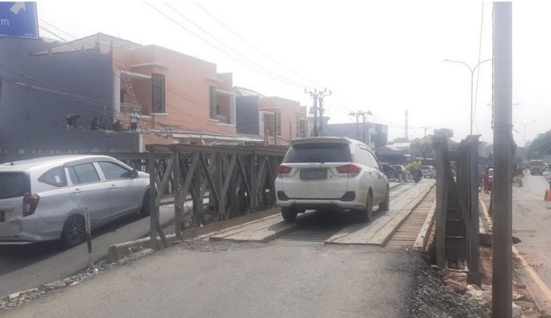 Jembatan bailey dipasang di jalan pantura Kabupaten Bekasi yang ambles akibat banjir luapan Sungai C