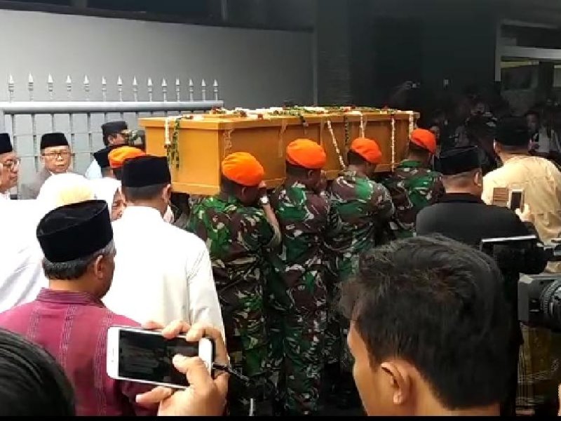 Jenazah almarhum Gus Sholah diterbangkan dari Bandara Halim untuk dimakamkan di Ponpes Tebuireng