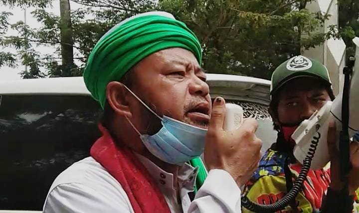 KH.Kosim Nurseha dalam Aksi Damai di Depan Gedung DPRD Kab.Bekasi