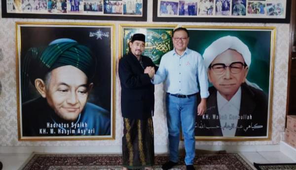 KH.Madinah bersama Ketua DPC Partai Demokrat Kota Bekasi Ronny Hermawan.foto ist